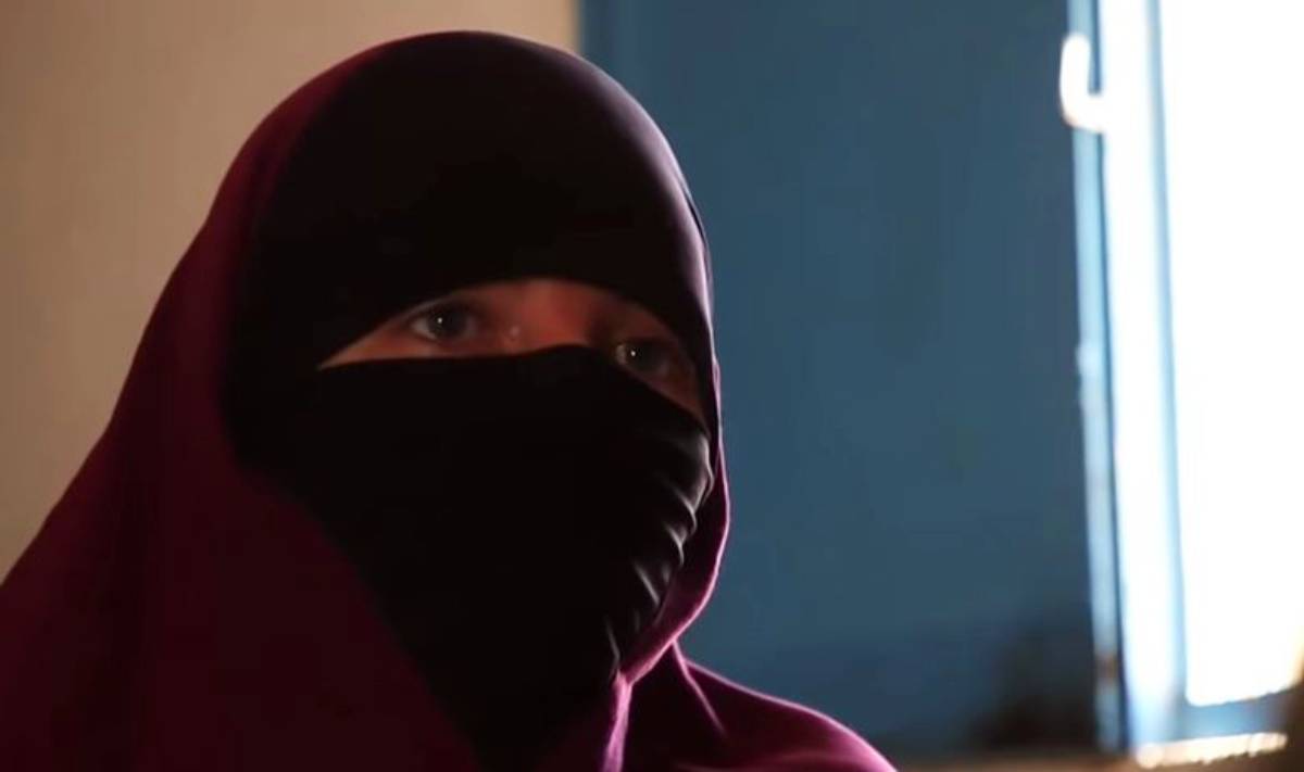 Prvo partijala i pratila irske dužnosnike na letovima, a zatim postala ISIS-ovka